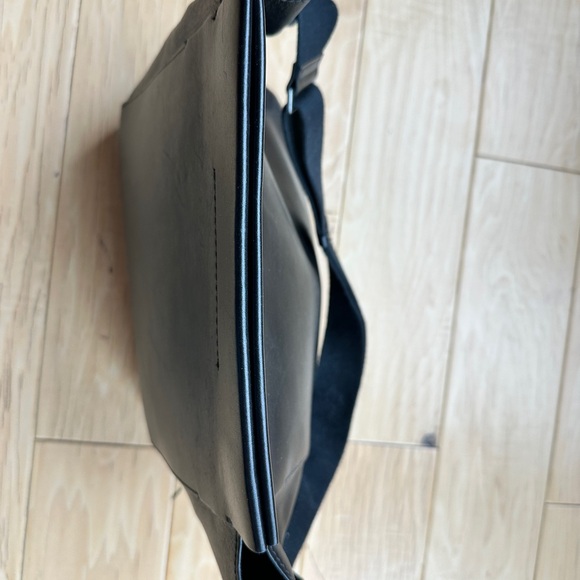 Everlane The Form Black Leather Tote Bag with Magnetic Closure - Picture 3 of 6